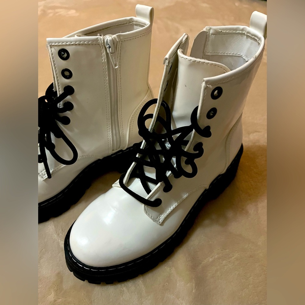 Madden NYC white boots with black shoelaces size 6, Used
